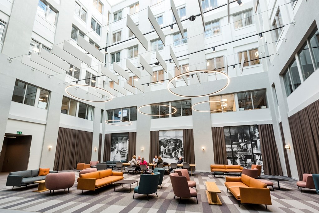 Fin ljusgård med loungeyta - gemensamma ytor i huset
