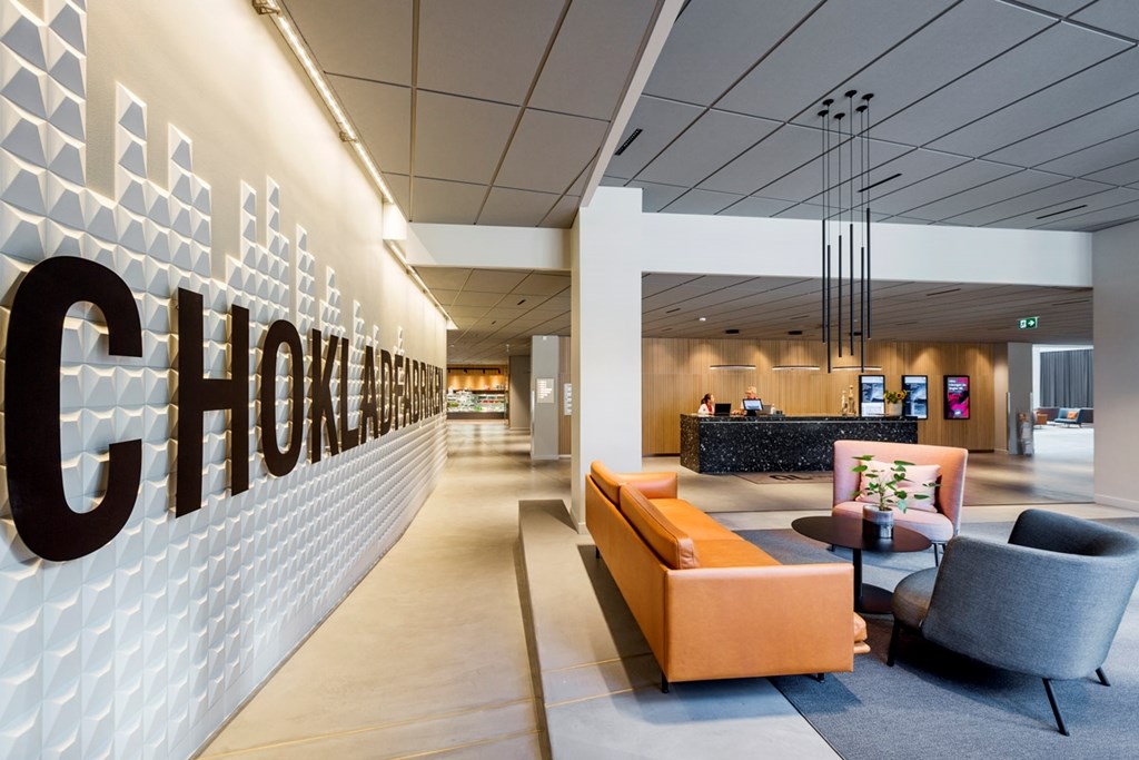 Stor öppen entré med loungeyta