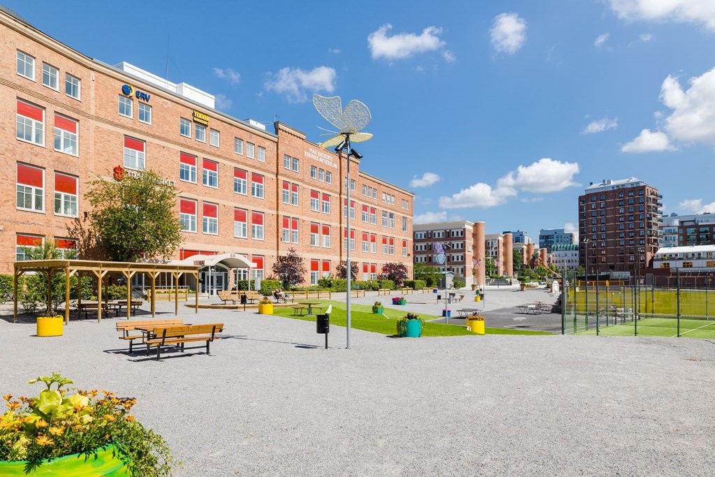 Maskinparken, padel, boule, basket och foodtrucks mitt emot fastigheten